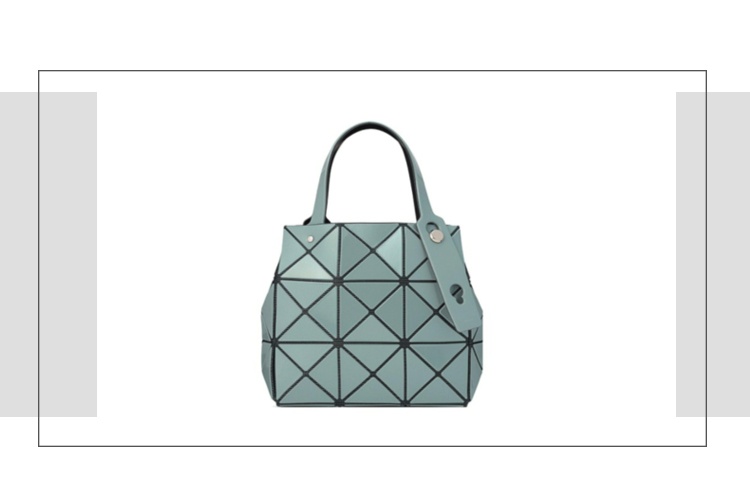 商品Issey Miyake|ISSEYMIYAKE 三宅一生CARAT纯色简约三角折叠敞口聚氯乙烯树脂托特包Tote包购物袋手提包常规女款灰绿色 BB33-AG610-63,价格¥3823,第6张图片详细描述