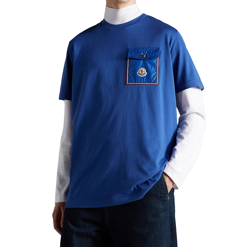 商品Moncler|【预售3-7天】Moncler/蒙克莱 22年秋冬新款 男士墨蓝色纯棉罗缎饰边尼龙口袋短袖T恤H10918C000488390Y771,价格¥2308,第4张图片详细描述