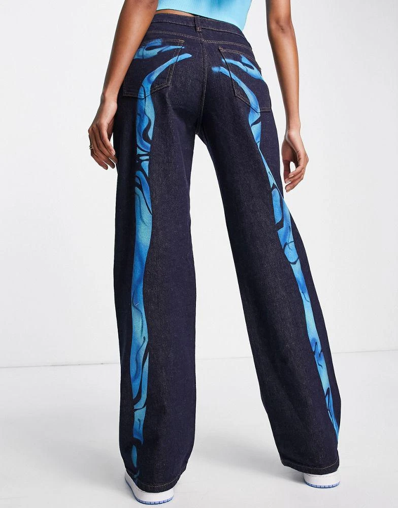 商品The Kript|The Kript relaxed jeans in blue denim with contrast print,价格¥384,第2张图片详细描述