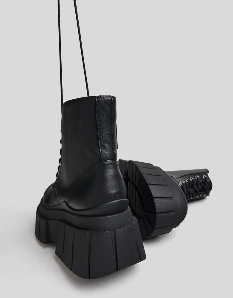 商品Bershka|Bershka chunky lace up biker boot in black,价格¥376,第2张图片详细描述