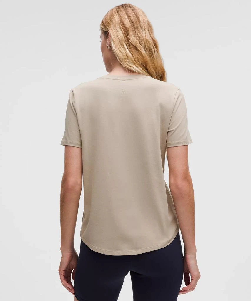 Love Curved-Hem Crewneck T-Shirt 商品