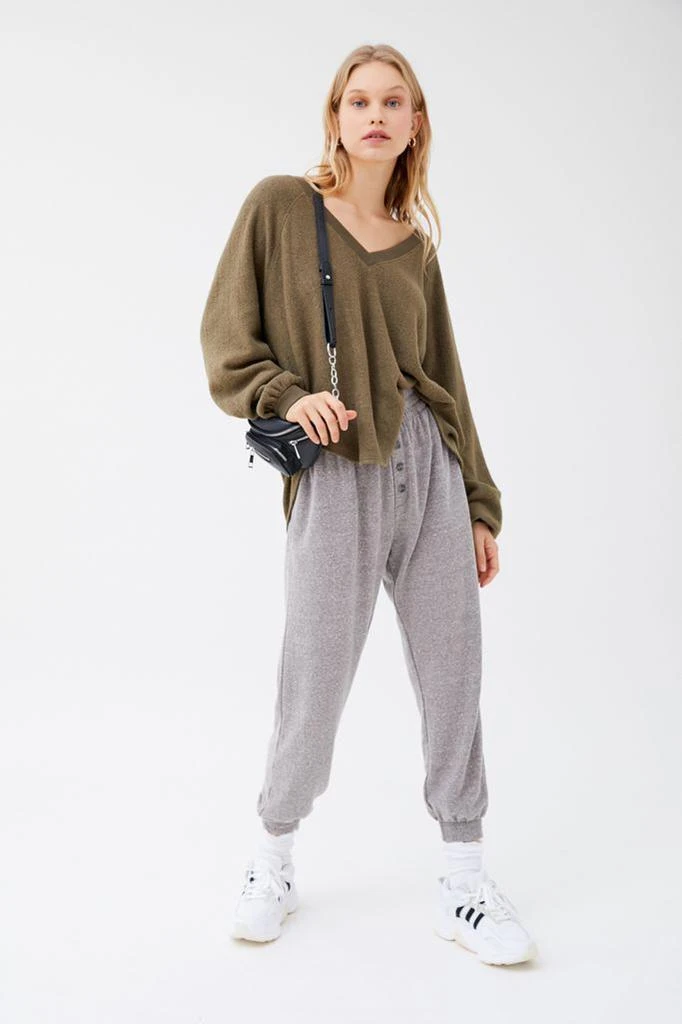 商品Urban Outfitters|UO Lilith Cozy V-Neck Top,价格¥151,第2张图片详细描述