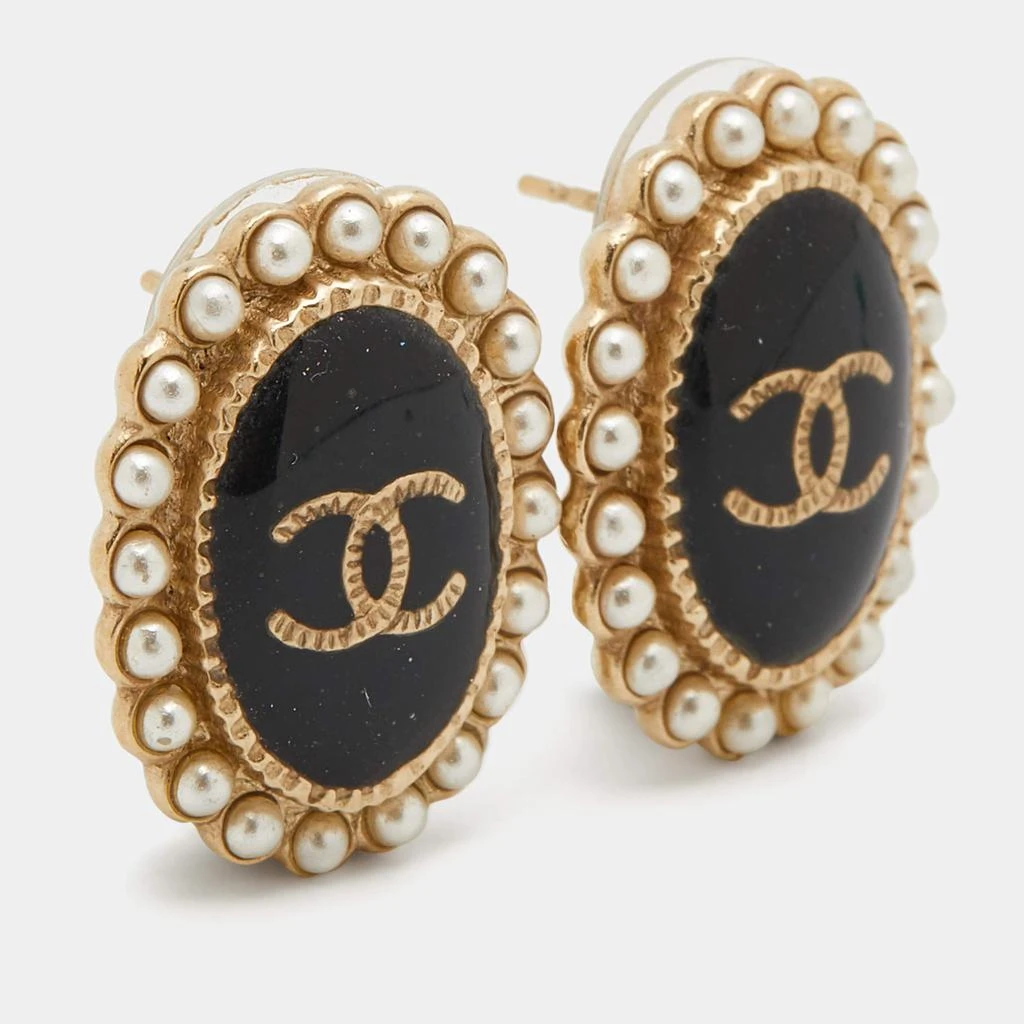 商品[二手商品] Chanel|Chanel Pale Gold Tone Faux Pearl & Resin CC Oval Stud Earrings,价格¥4176,第2张图片详细描述