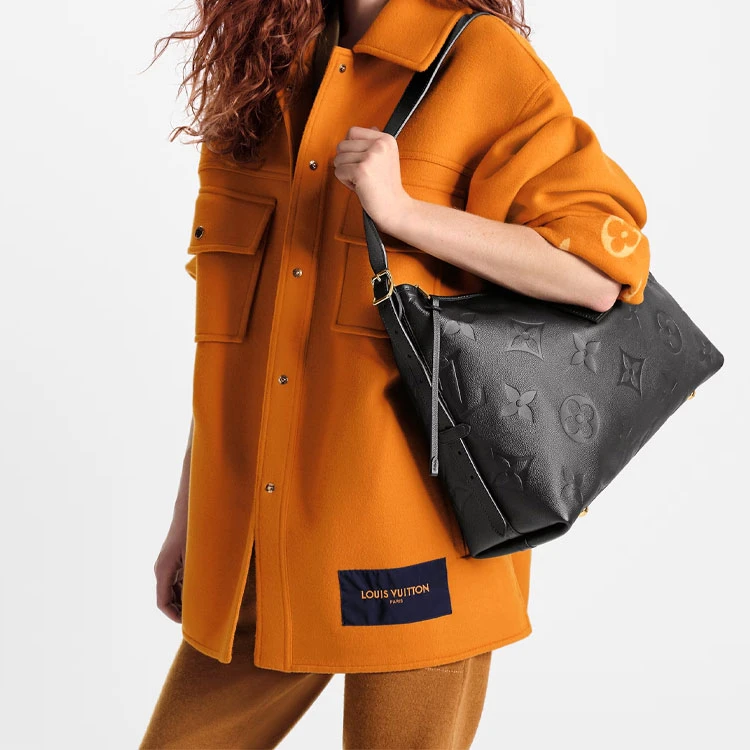 商品[国内直发] Louis Vuitton|Carryall MM金色五金可调节肩带拉链开合 压花柔软粒面牛皮 手提单肩包 中号 女款 黑色,价格¥28439,第9张图片详细描述