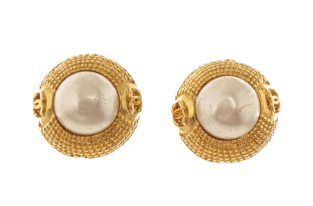 Chanel Gold-tone Round Pearl Clip-on Earrings商品第1张图片规格展示