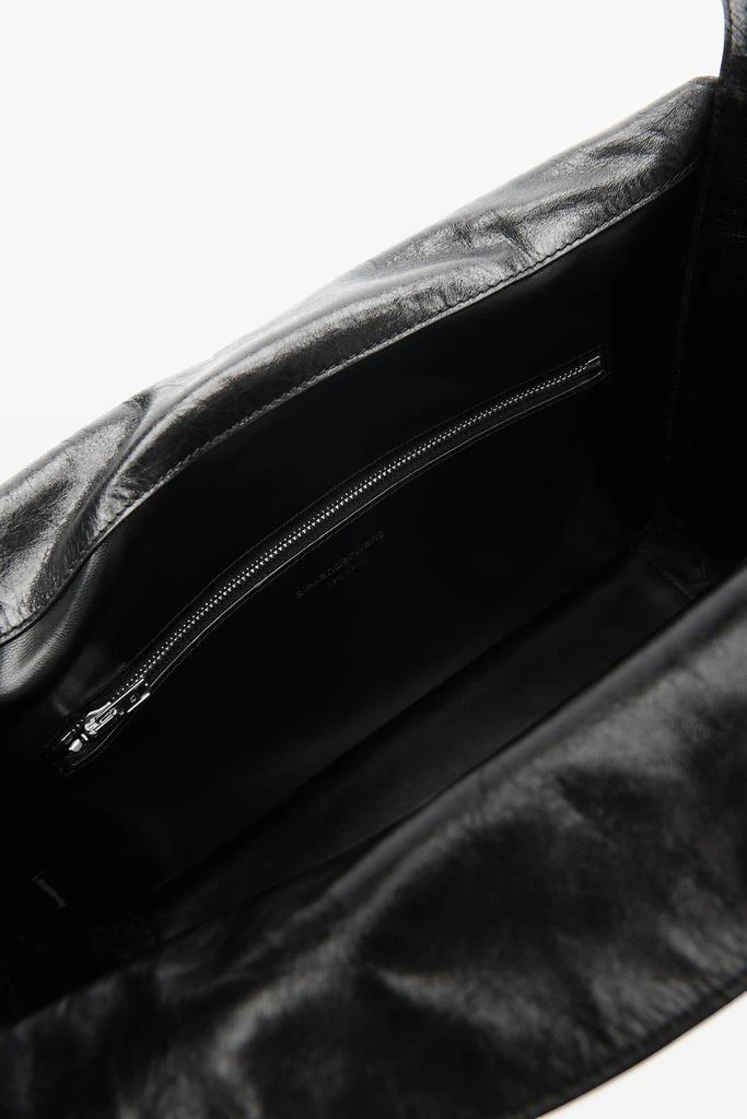 商品Alexander Wang|Dome Medium Hobo Bag In Crackle Patent Leather,价格¥6576,第4张图片详细描述