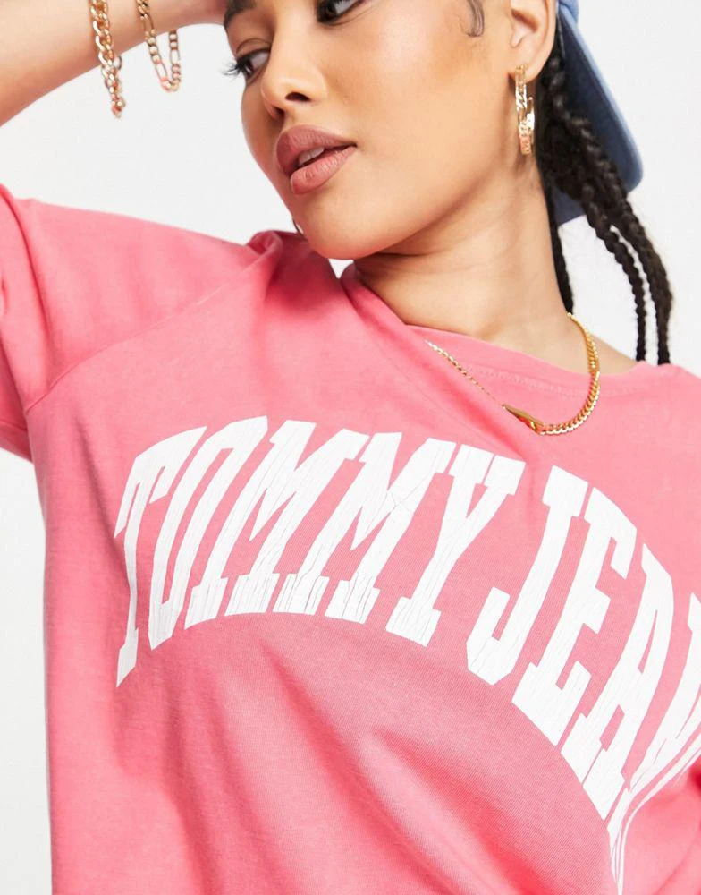 商品Tommy Jeans|Tommy Jeans Plus cotton oversized collegiate logo crop t-shirt in pink - PINK,价格¥205,第4张图片详细描述