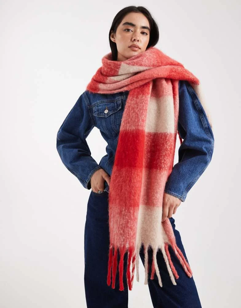 商品Threadbare|Threadbare blanket scarf in red gingham print,价格¥161,第1张图片详细描述