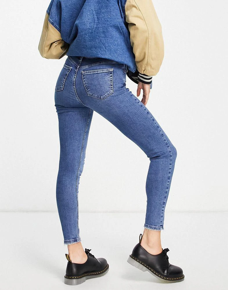 商品Topshop|Topshop Jamie jeans with abraided hem in mid blue,价格¥140,第2张图片详细描述