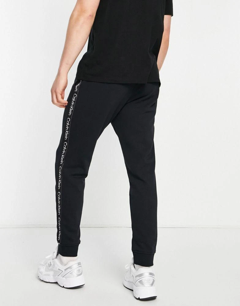 商品Calvin Klein|Calvin Klein Performance taping joggers in black,价格¥601,第2张图片详细描述