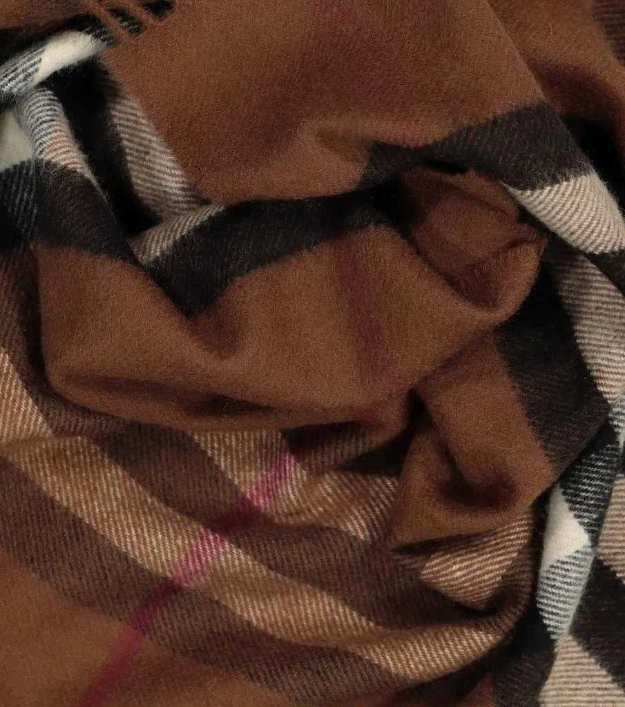 商品Burberry|Giant Check羊绒围巾,价格¥5054,第5张图片详细描述