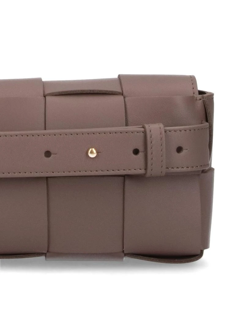 商品Bottega Veneta|Bottega Veneta Cassette Mini Intreccio Belt Bag,价格¥12518,第4张图片详细描述