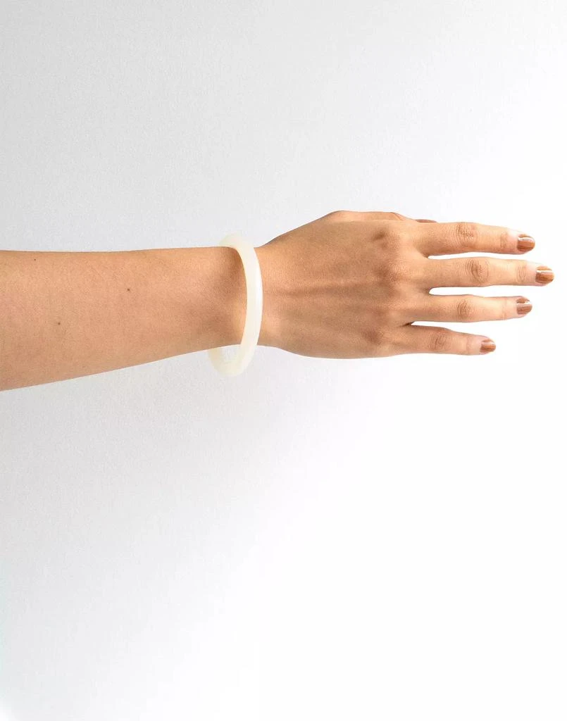商品Madewell|Seree 1994 Thin Jade Bangle Bracelet in Off White,价格¥473,第2张图片详细描述