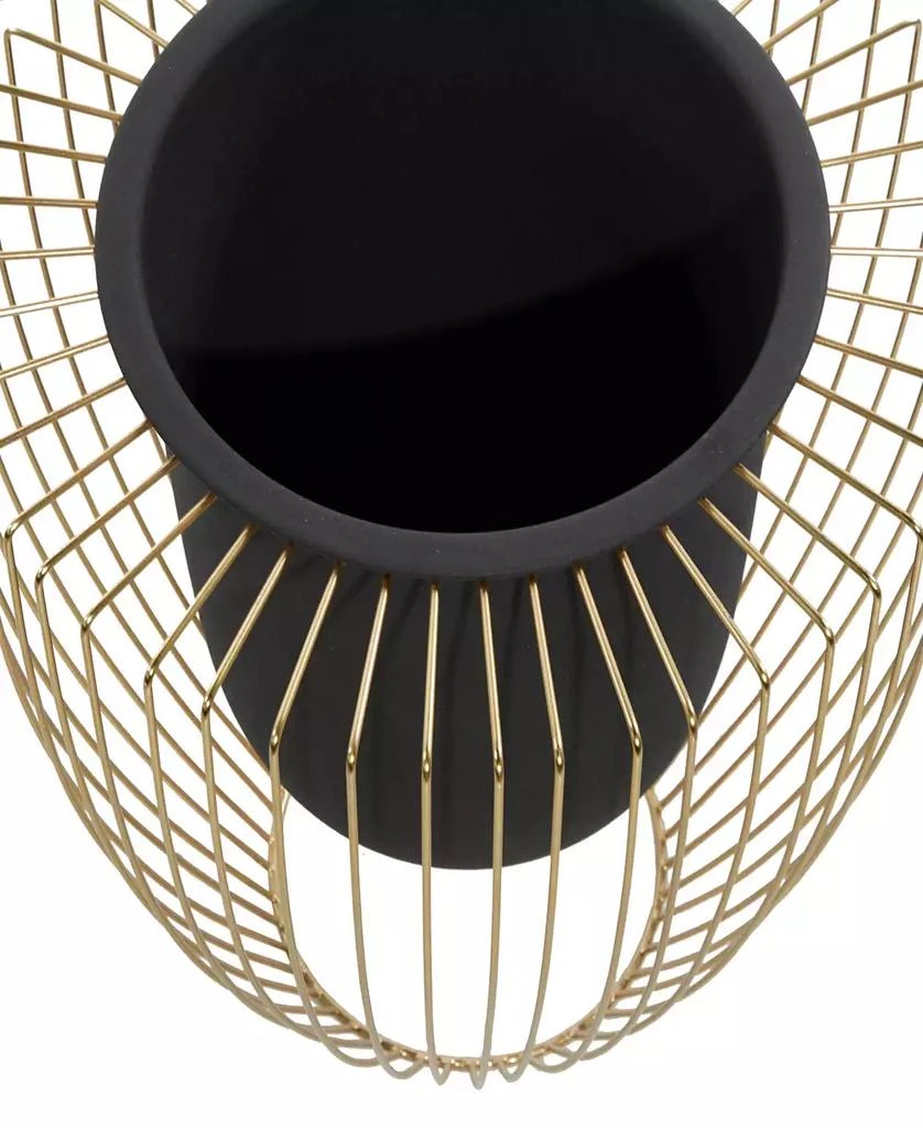 商品Rosemary Lane|Black Metal Indoor Outdoor Planter with Removable Gold-Tone Wire Stand Set of 2,价格¥828,第5张图片详细描述