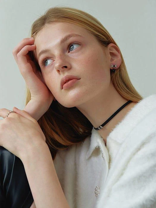 商品LOVE ME MONSTER|Cubic Ribbon N Onyx Earrings,价格¥499,第2张图片详细描述