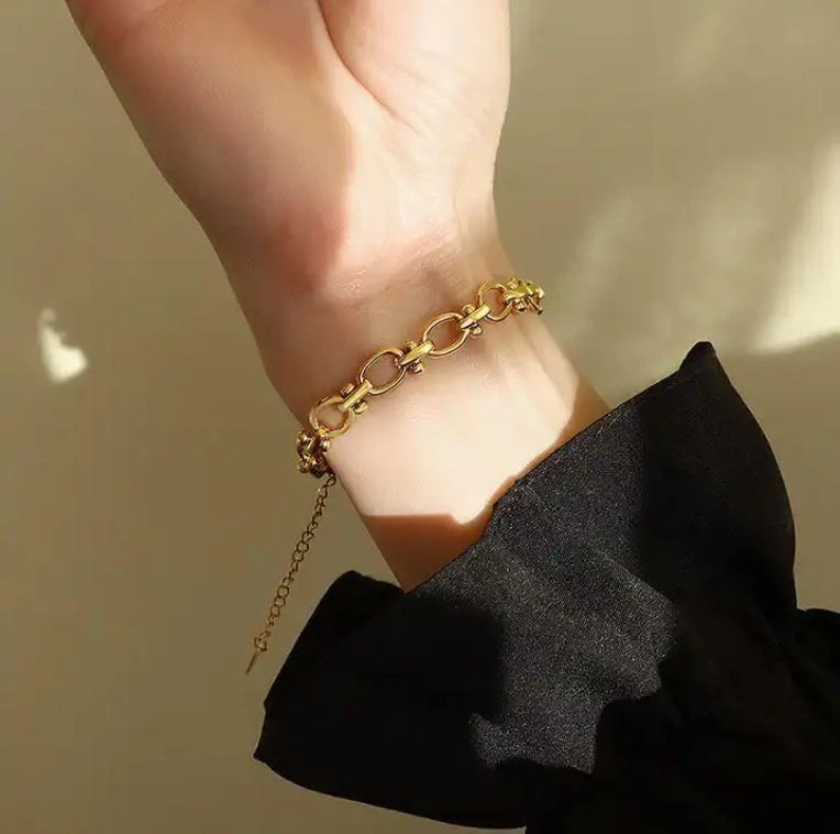 商品Simply Rhona|Statement Chain Bracelet In 18K Gold Plated Stainless Steel,价格¥453,第2张图片详细描述