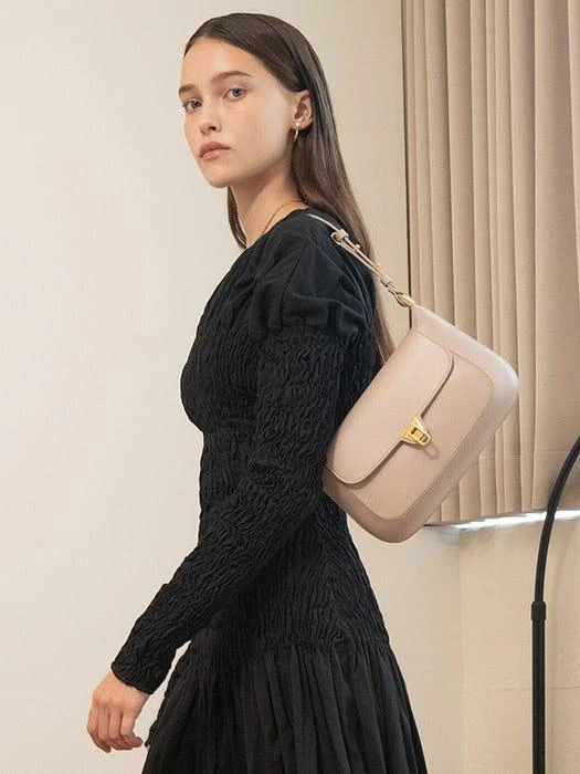 商品Coccinelle|Beat Hobo Bag (Light Pink),价格¥2188,第2张图片详细描述