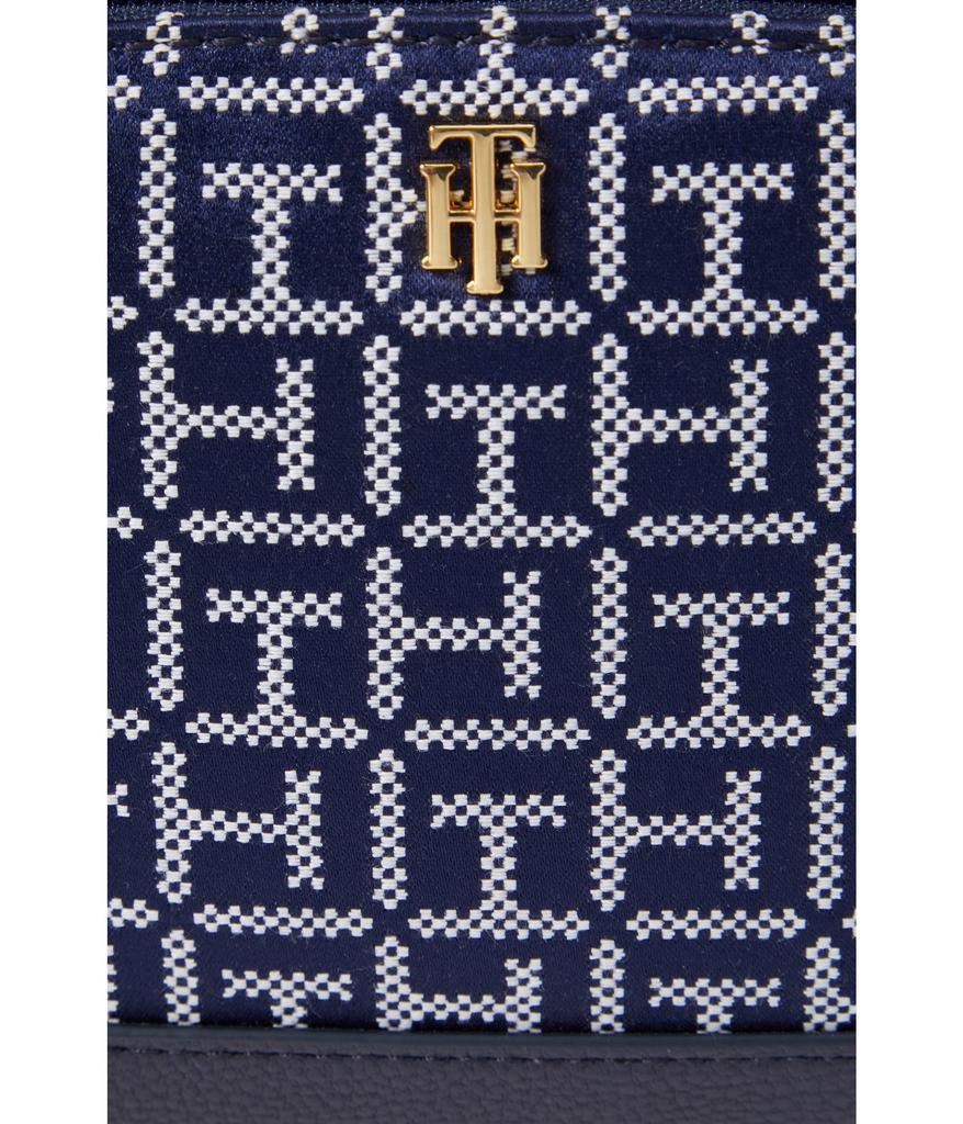 商品Tommy Hilfiger|Yvette II-Dome Crossbody-Square Monogram Jacquard,价格¥263-¥334,第6张图片详细描述