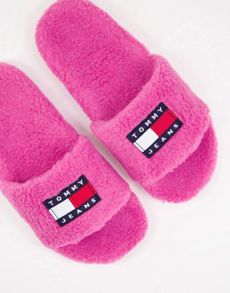 商品Tommy Hilfiger|Tommy Jeans flag logo furry sliders in pink,价格¥320,第3张图片详细描述