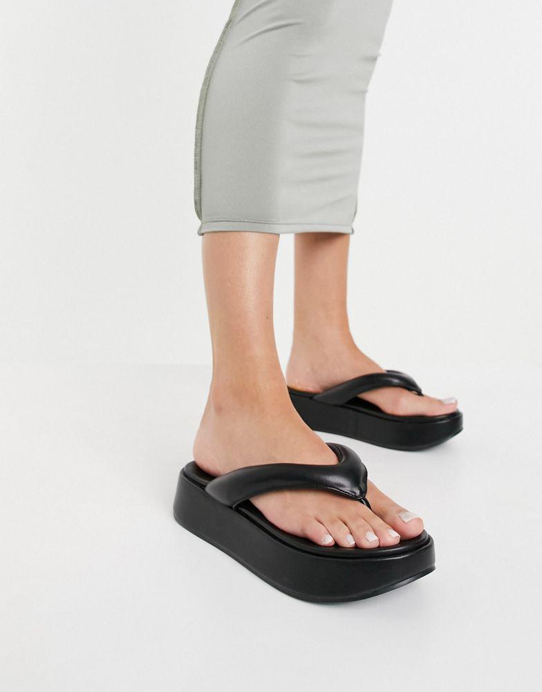 商品ASOS|ASOS DESIGN Wide Fit Ferris chunky flip flop sandals in black,价格¥121,第6张图片详细描述