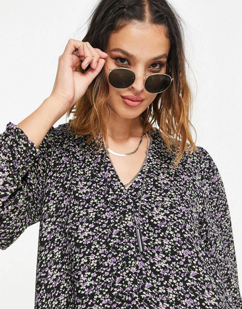 商品VERO MODA|Vero Moda tiered mini smock dress in print,价格¥161,第3张图片详细描述