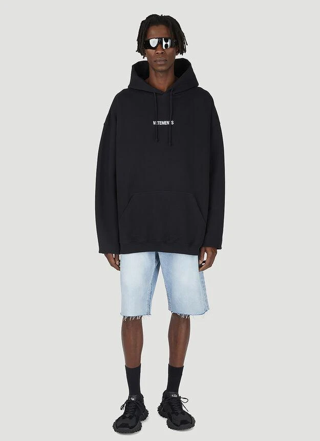 商品Vetements|Logo Label Hooded Sweatshirt in Black,价格¥2954,第2张图片详细描述