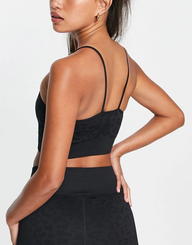 商品Puma|Puma Training formknit seamless low support long line sports bra in black leopard print,价格¥270,第4张图片详细描述