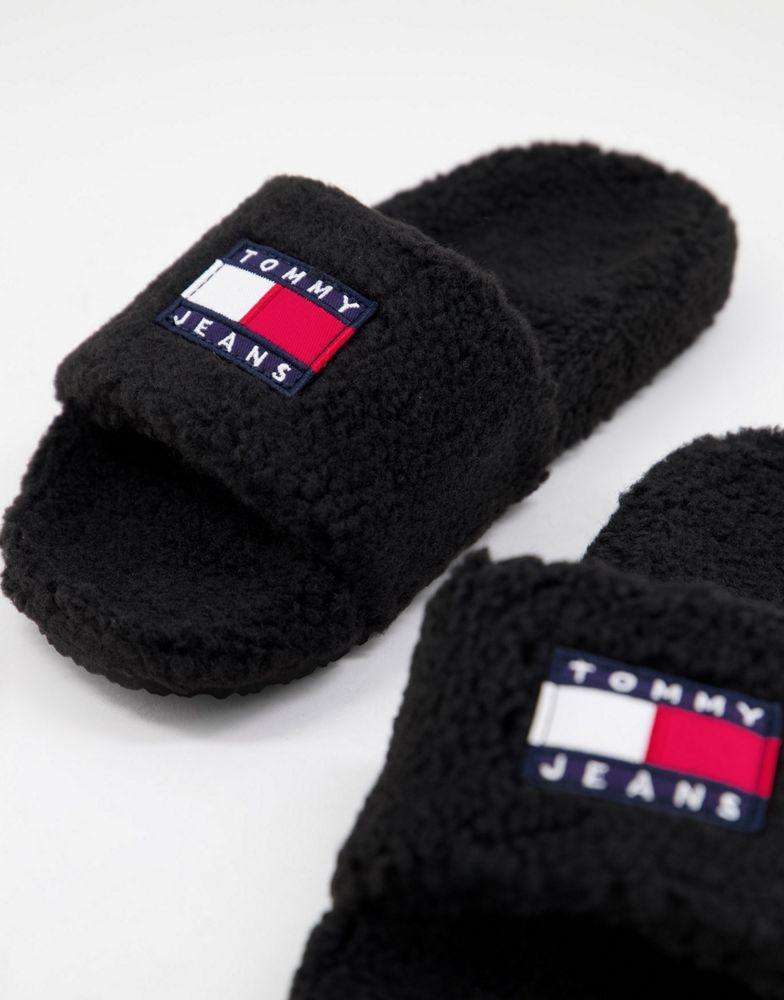 商品Tommy Hilfiger|Tommy Jeans flag logo furry sliders in black,价格¥395,第5张图片详细描述