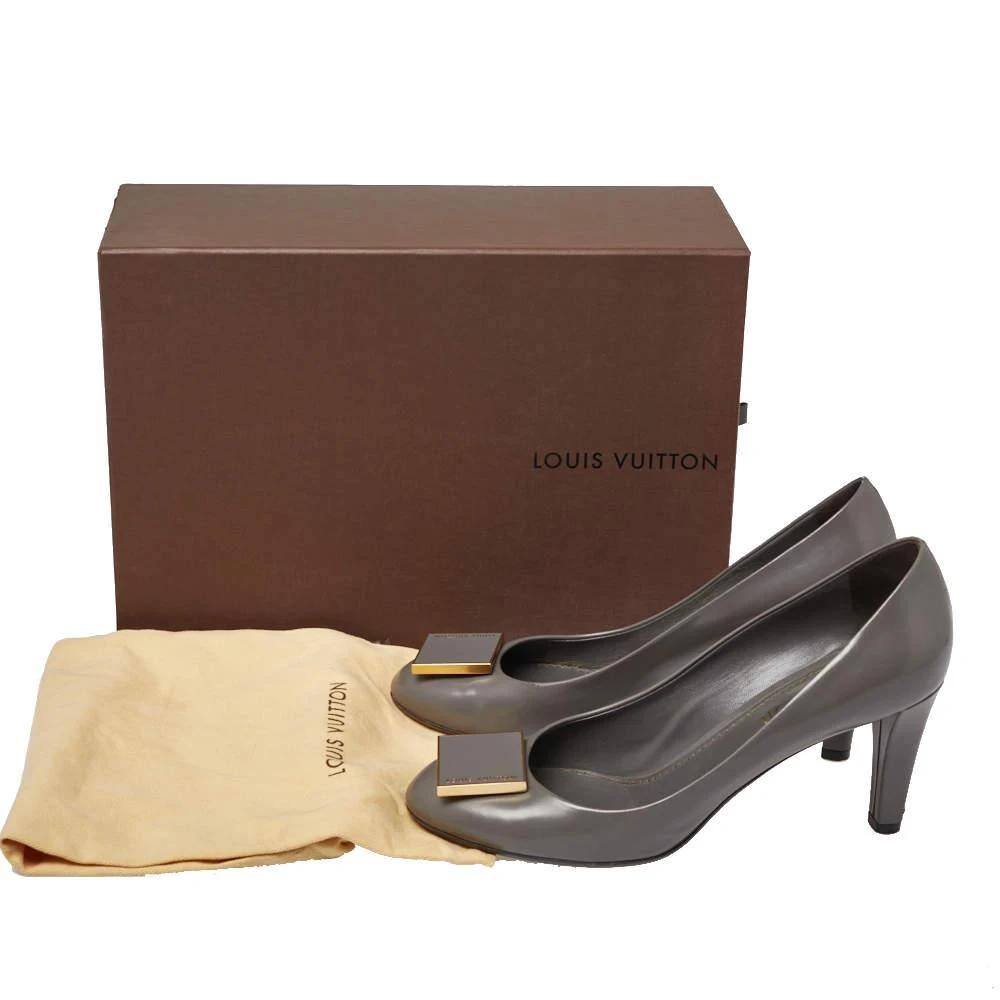 Louis Vuitton Grey Leather Logo Embellished Pumps Size 38 商品