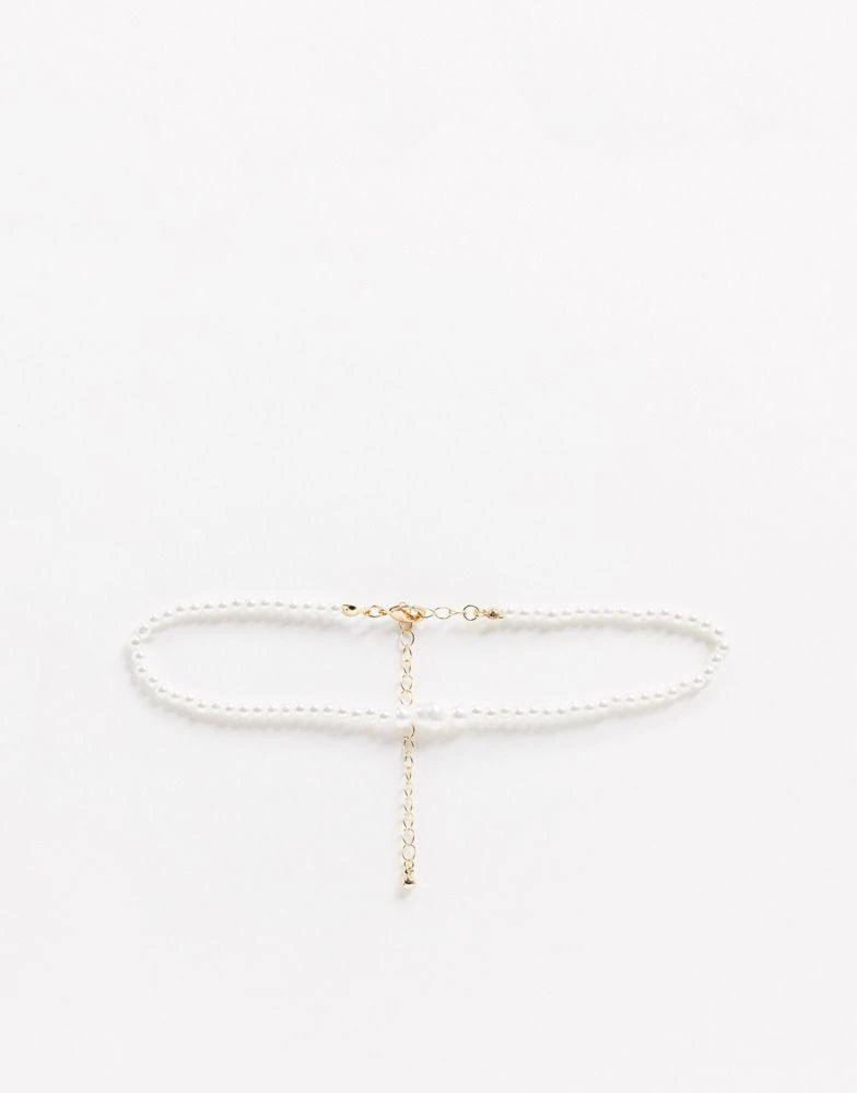 商品ASOS|ASOS DESIGN choker necklace in graduating faux pearls,价格¥56,第3张图片详细描述