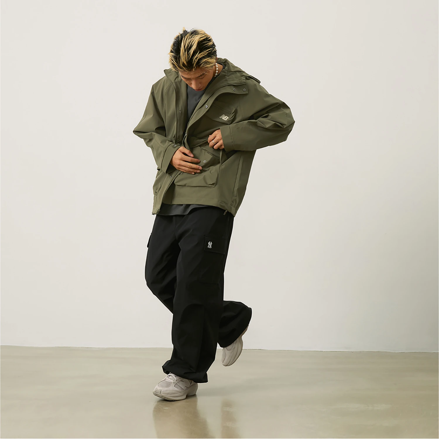 商品[国内直发] New Balance|品牌logo极简大口袋设计多功能山系冲锋衣 休闲��百搭舒适连帽梭织夹克外套 男女同款 军绿色,价格¥734,第6张图片详细描述