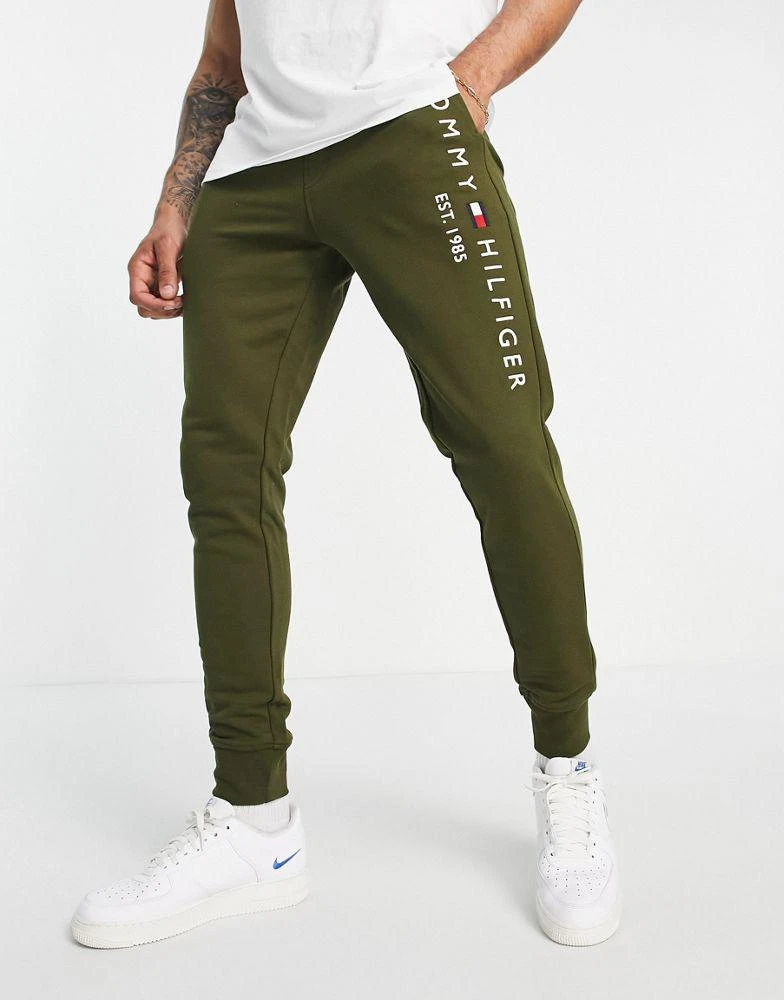 商品Tommy Hilfiger|Tommy Hilfiger embroidered flag logo cuffed joggers in green,价格¥696,第3张图片详细描述