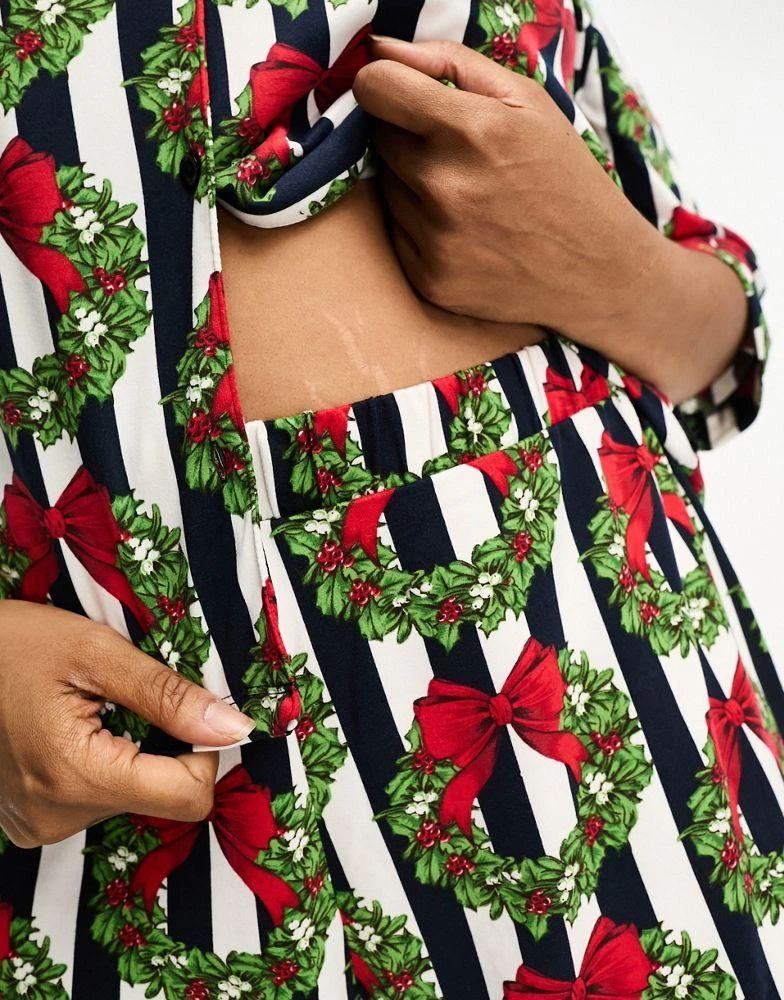 商品Chelsea Peers|Chelsea Peers Plus Christmas wreath short pyjama set in navy stripe,价格¥217,第2张图片详细描述
