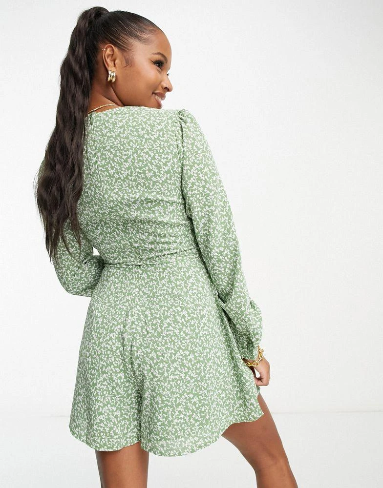 商品Glamorous Petite|Glamorous Petite v neck tie waist tea playsuit in green ditsy floral,价格¥237,第4张图片详细描述