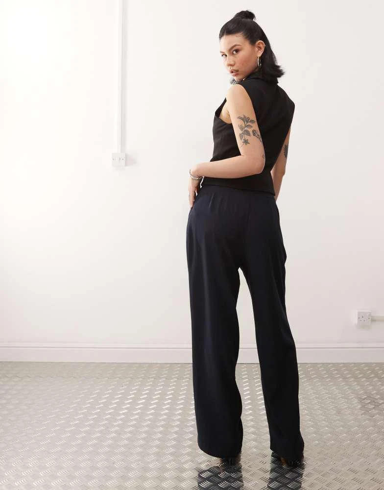 商品Motel|Motel nala slouchy wide leg low rise trousers in navy,价格¥325,第2张图片详细描述