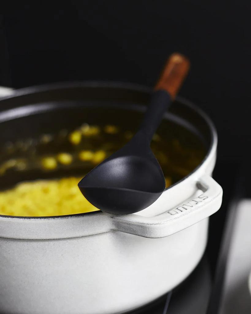 商品Staub|2.75-Qt. Cast Iron Round Cocotte,价格¥2064,第5张图片详细描述