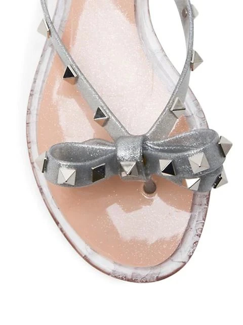 商品Valentino|Valentino Garavani Rockstud Bow Metallic Jelly Thong Sandals,价格¥3200,第3张图片详细描述