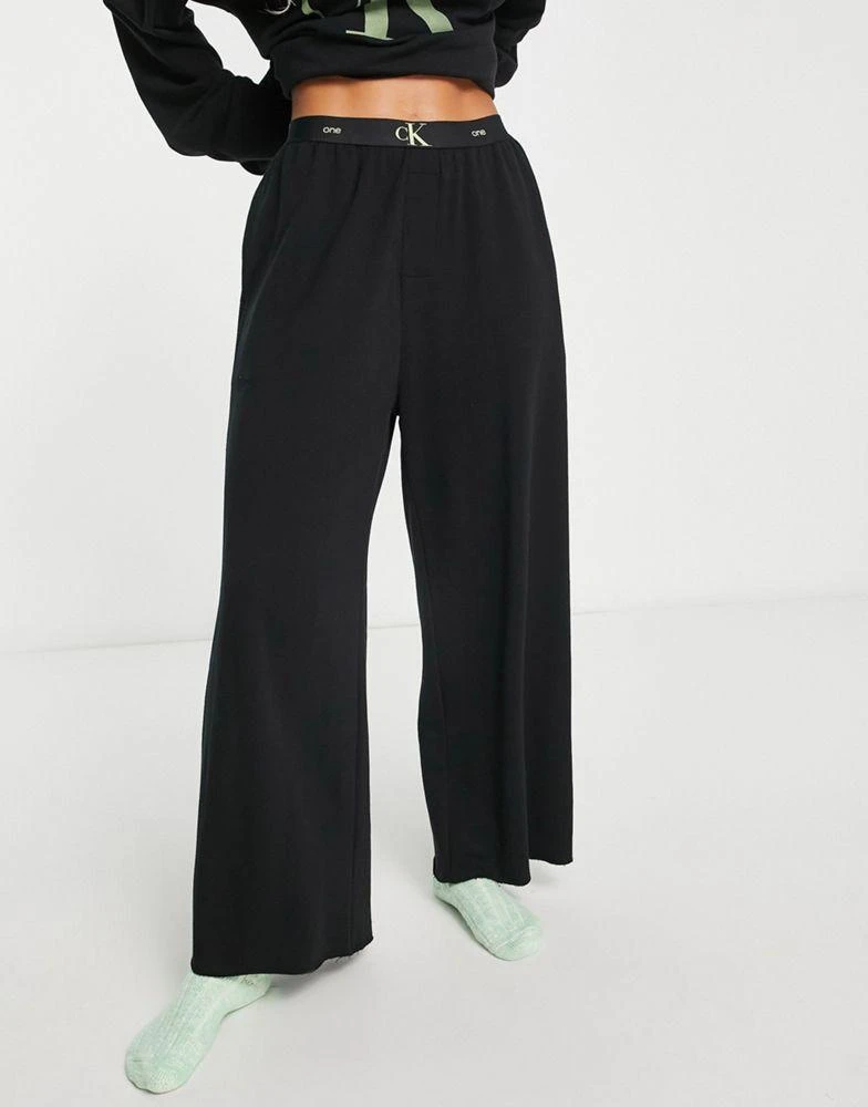 商品Calvin Klein|Calvin Klein CK One Cotton Logo oversized straight leg jogger in black,价格¥393,第1张图片