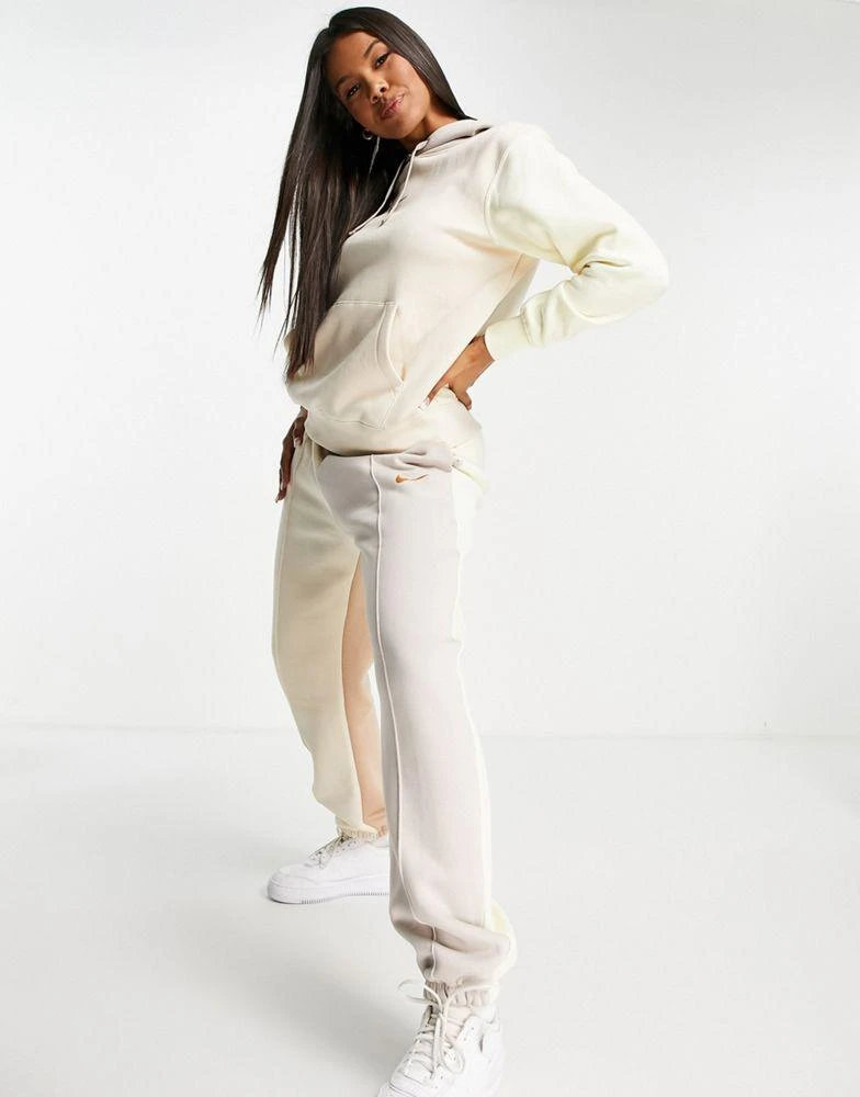 商品NIKE|Nike Metallic Swoosh colour block joggers in cream and grey neutrals,价格¥201,第1张图片