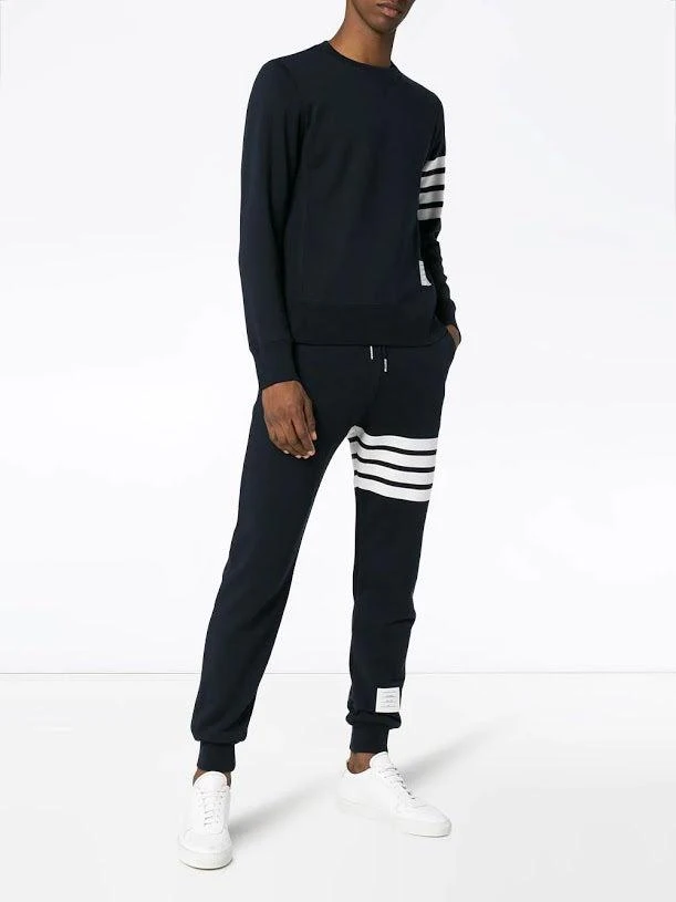 商品Thom Browne|THOM BROWNE MEN CLASSIC SWEATPANT WITH ENGINEERED 4-BAR IN CLASSIC LOOP BACK,价格¥5934,第3张图片详细描述