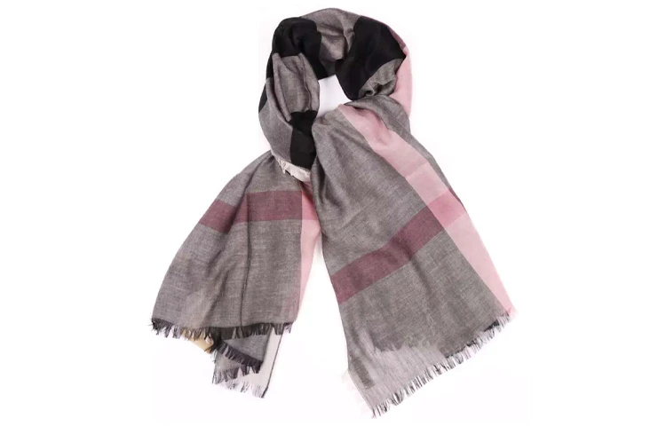 商品[国内直发] Burberry|博柏利 时尚格纹围巾 女款 深灰色,价格¥2250,第9张图片详细描述