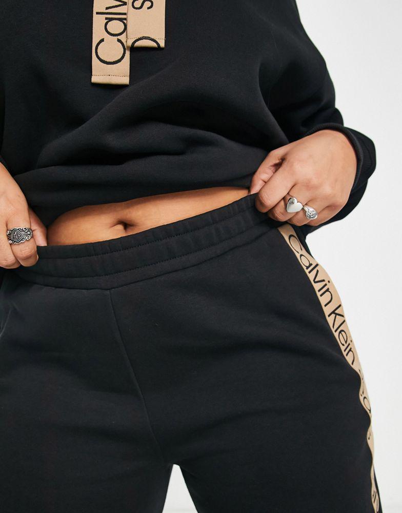 Calvin Klein Jeans Plus logo tape joggers in black商品第3张图片规格展示