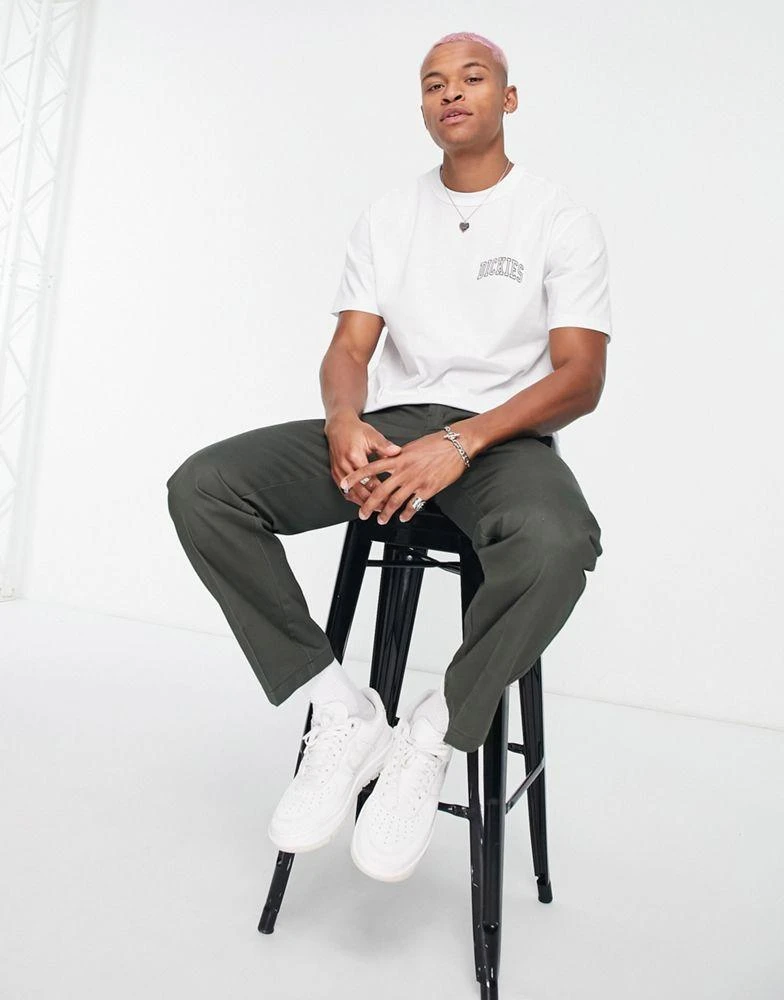 商品DICKIES|Dickies Aitkin chest t-shirt in white Exclusive at ASOS,价格¥137,第4张图片详细描述