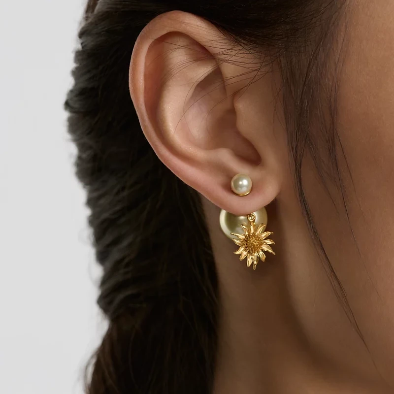 商品[国内直发] Dior|迪奥 25早春 品牌Logo 蓟花 金属 树脂 耳环 女款 金色,价格¥4594,第4张图片详细描述