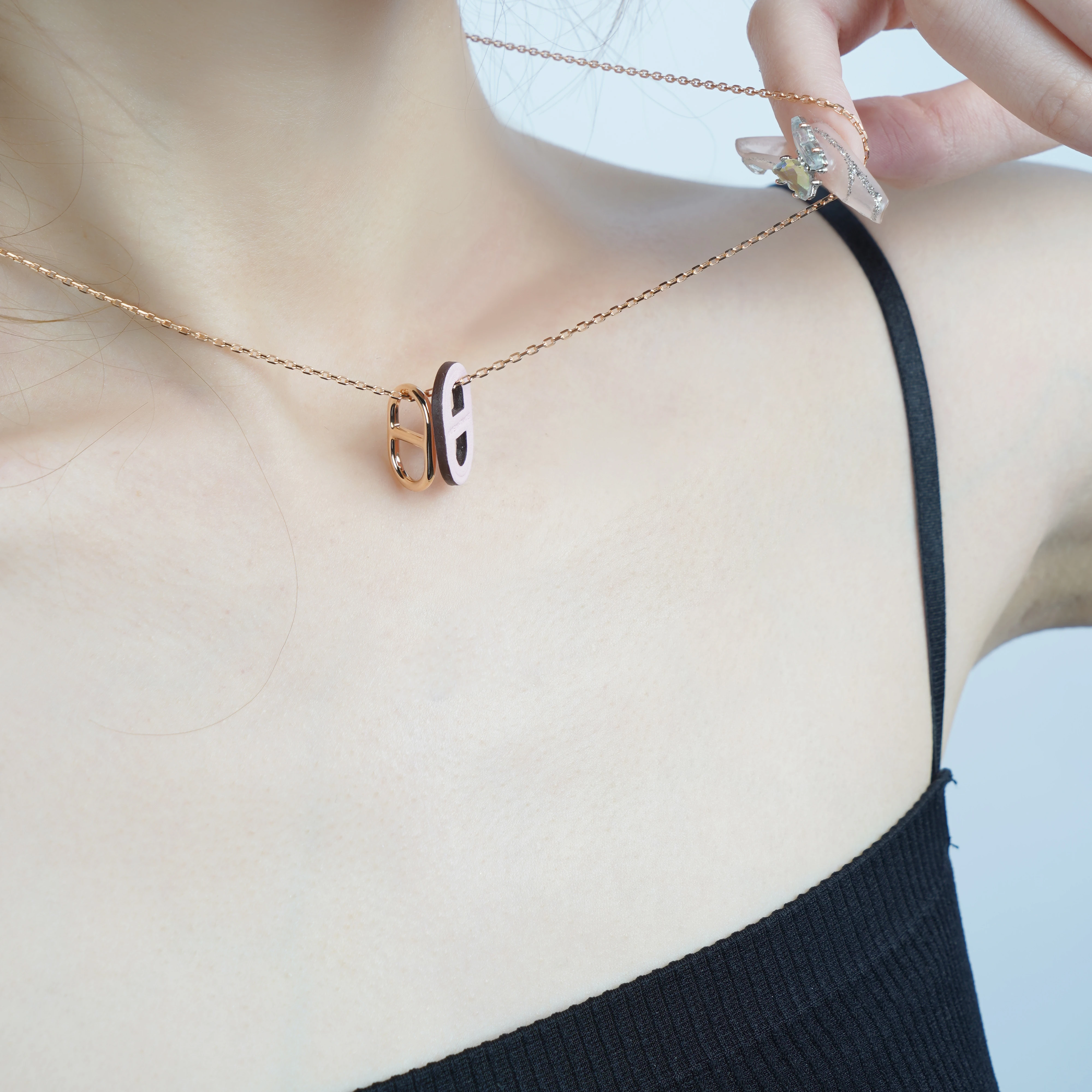商品[国内直发] Hermes|爱马仕  O'Maillon 猪鼻子 玫瑰金/樱花粉 镀玫瑰金 项链 女款,价格¥5255,第5张图片详细描述