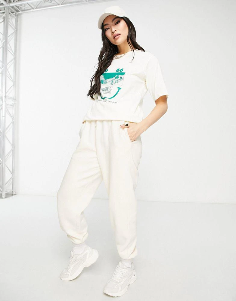 商品The North Face|The North Face 1966 Smily Face relaxed fit t-shirt in off white Exclusive at ASOS,价格¥226,第4张图片详细描述