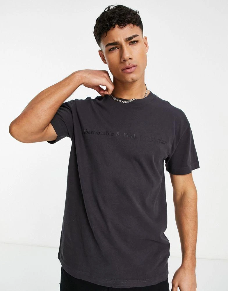 商品Abercrombie & Fitch|Abercrombie & Fitch cross chest logo relaxed fit t-shirt in dark grey,价格¥210,第4张图片详细描述