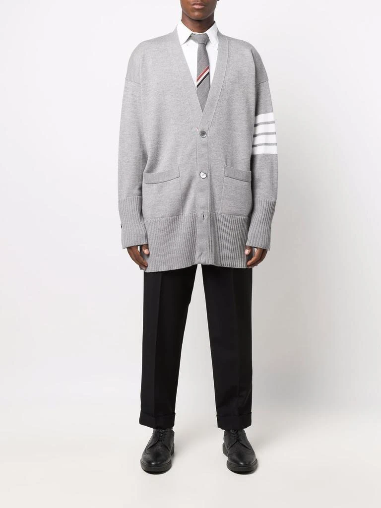 商品Thom Browne|THOM BROWNE ELONGATED CARDIGAN W/ 4BAR IN FINE MERINO WOOL,价格¥4670,第1张图片