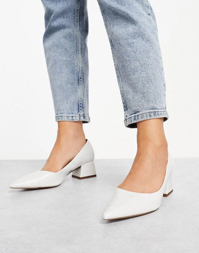 商品ASOS|ASOS DESIGN Wide Fit Saint block mid heeled shoes in off white croc,价格¥273,第4张图片详细描述