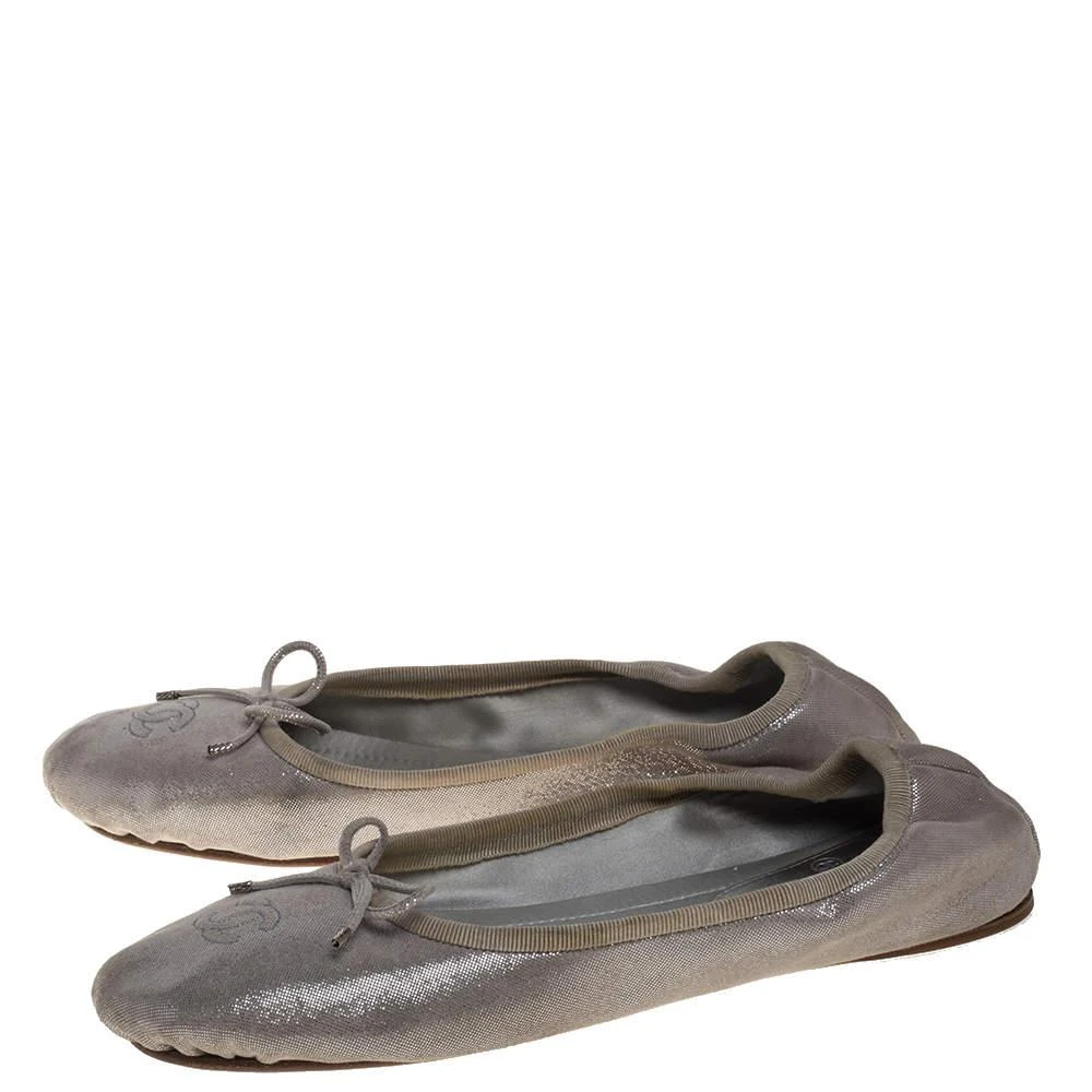 商品[二手商品] Chanel|Chanel Silver Glitter Suede CC Ballet Flats Size 40,价格¥1016,第4张图片详细描述
